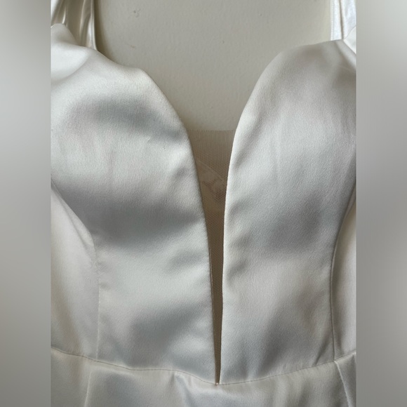 Off-the-Shoulder Modern Wedding Dress size 10 - Picture 8 of 11